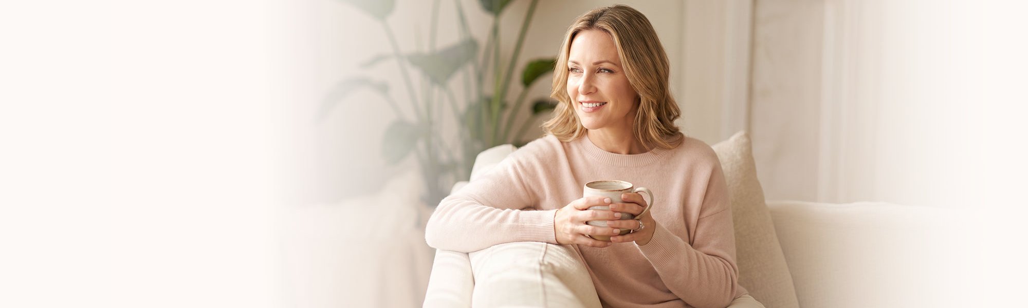 Žena uživa u miru kod kuće — briga o sebi tokom menopauze